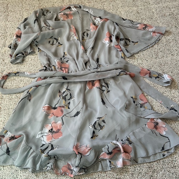 Hope’s Gray & Blush Floral Romper - Picture 4 of 8
